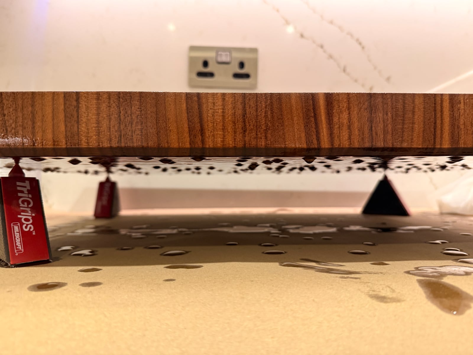 Close-up of the oiled edge of the board, rich brown stripes of end grain