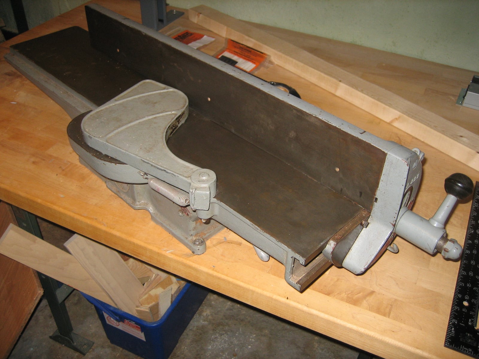 A benchtop jointer