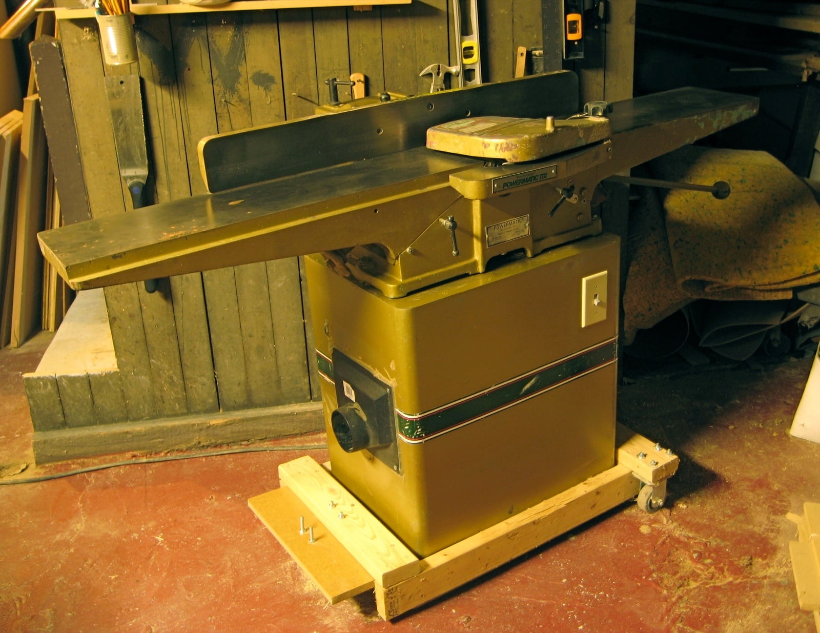 A Powermatic jointer, showing the infeed and outfeed tables and fence